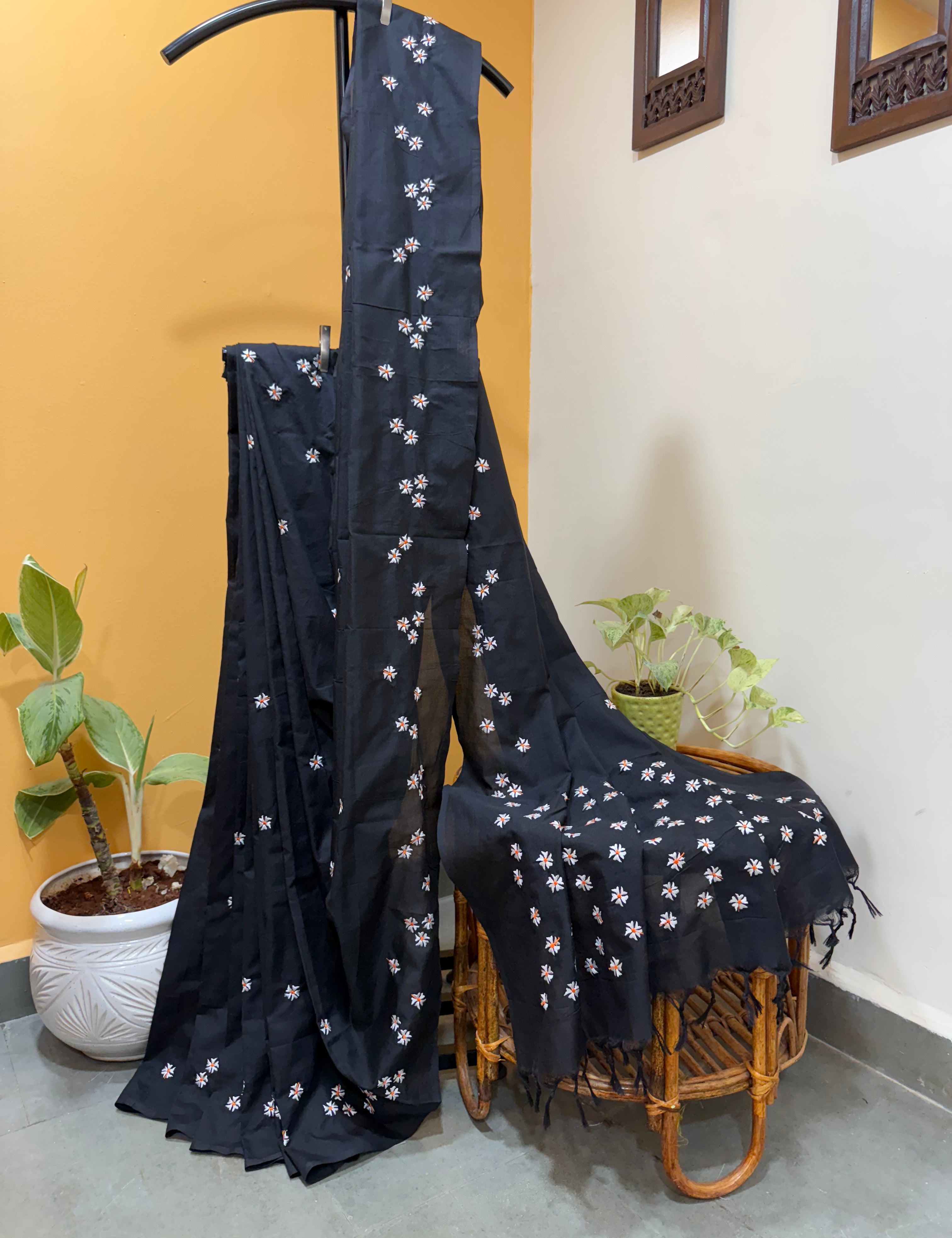 Blackcolour_0f897487-93ac-47db-a0ca-3dc02772366f.heic